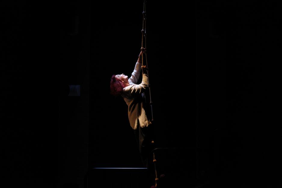 L'acrobata_Teatro Elfo Puccini_photo Luca del Pia