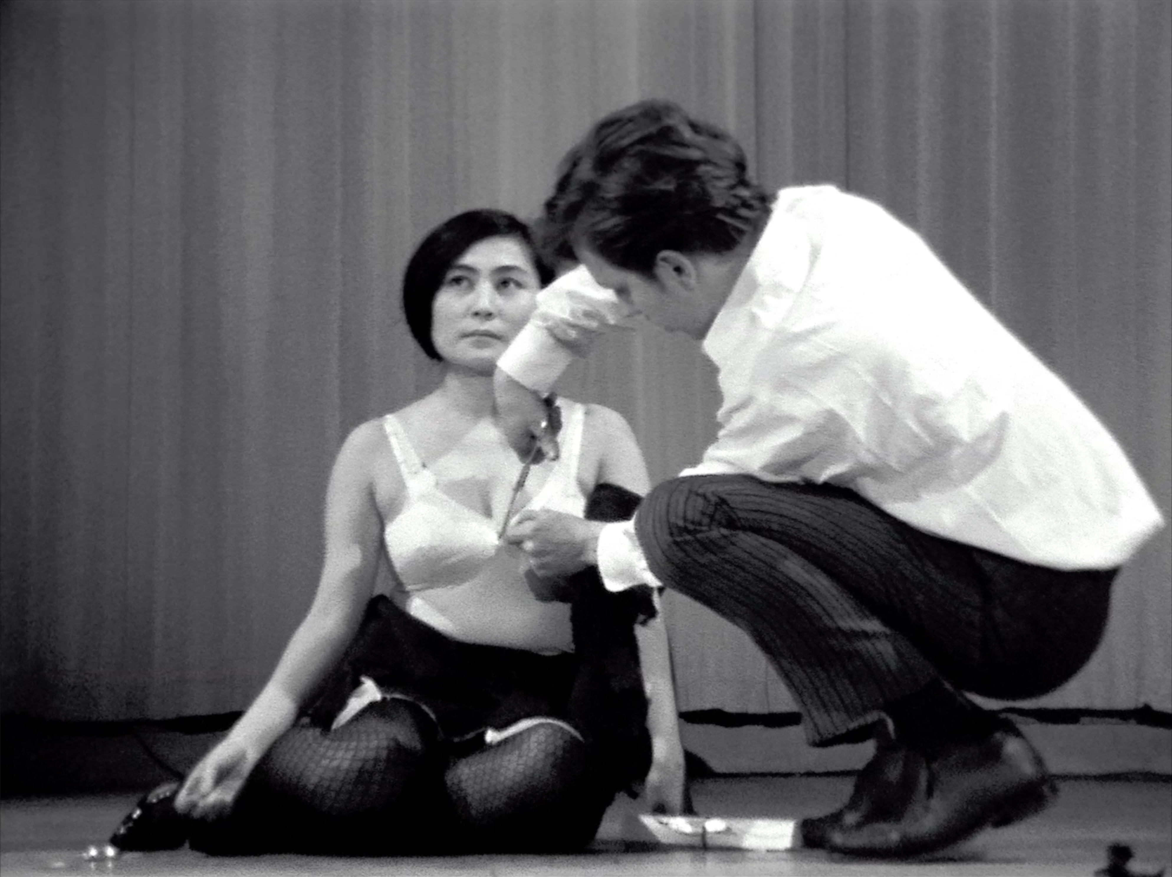 Yoko Ono_Cut Piece